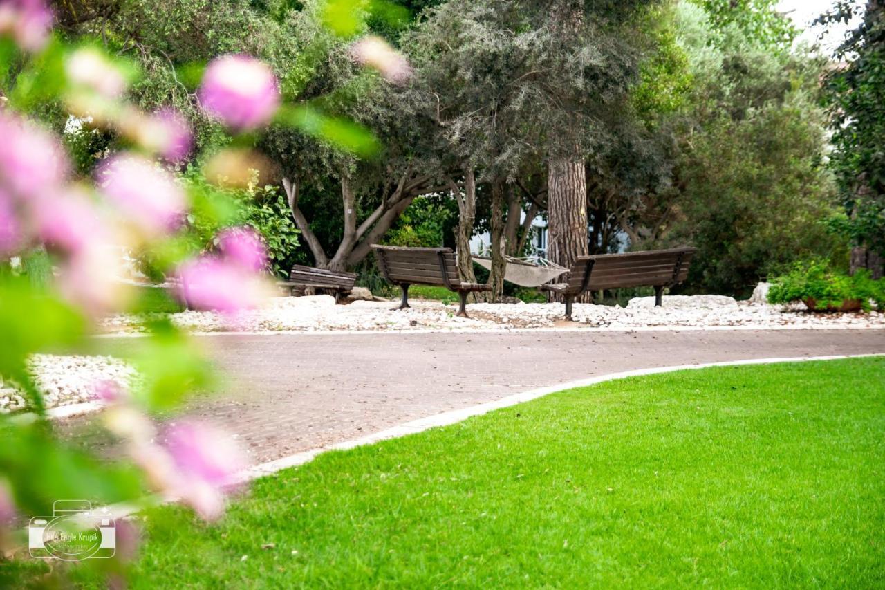 Eden Inn Zikhron Ya'akov Exterior photo