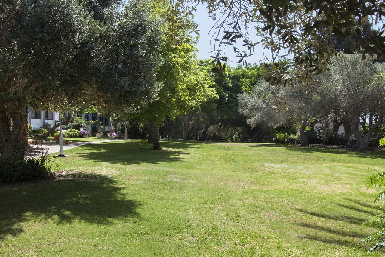 Eden Inn Zikhron Ya'akov Exterior photo